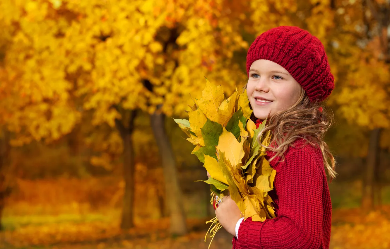 Фото обои осень, взгляд, листья, деревья, улыбка, блондинка, девочка, берет