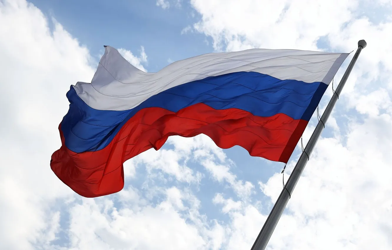 Фото обои небо, облака, ветер, Триколор, Флаг России, Родина, 22 августа, День Государственного флага Российской Федерации