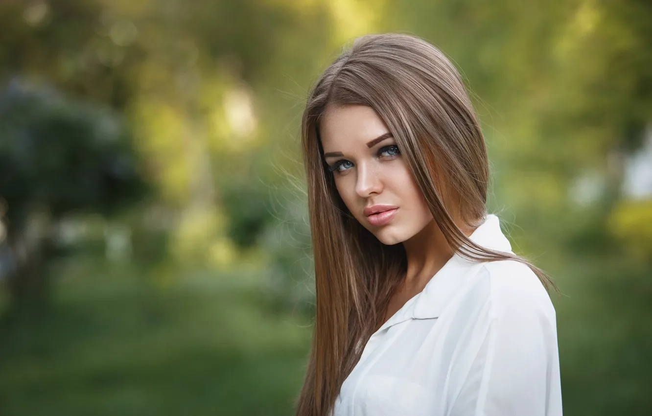 Фото обои взгляд, поза, модель, портрет, макияж, прическа, блузка, шатенка