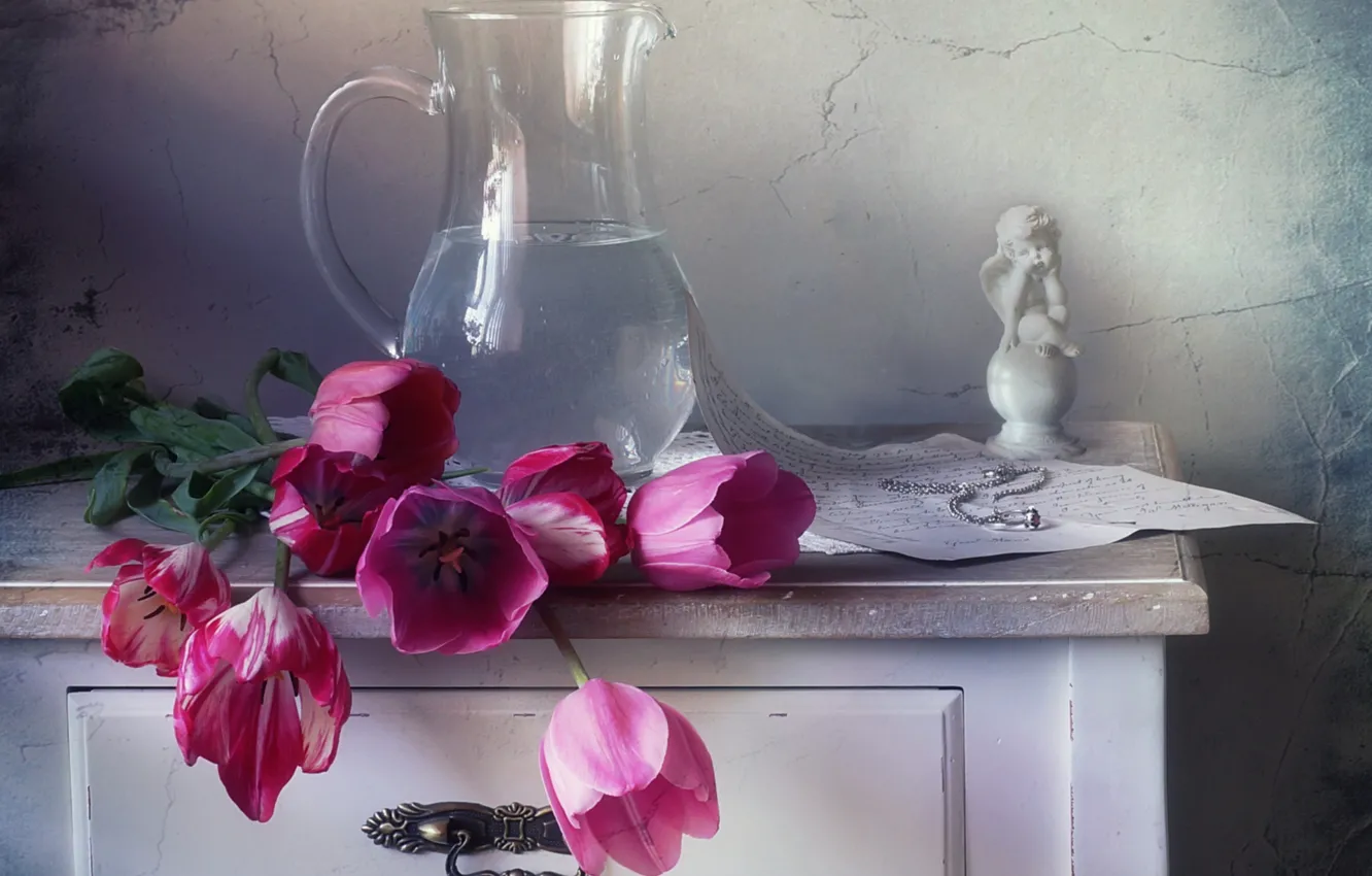 Фото обои вода, тюльпаны, статуэтка, кувшин