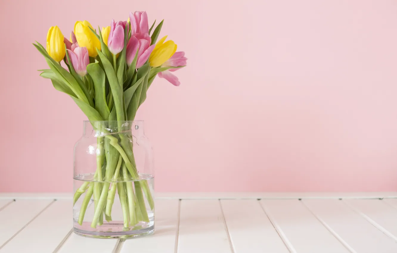 Фото обои стол, весна, тюльпаны, ваза, розовый фон, желтые тюльпаны, розовые тюльпаны