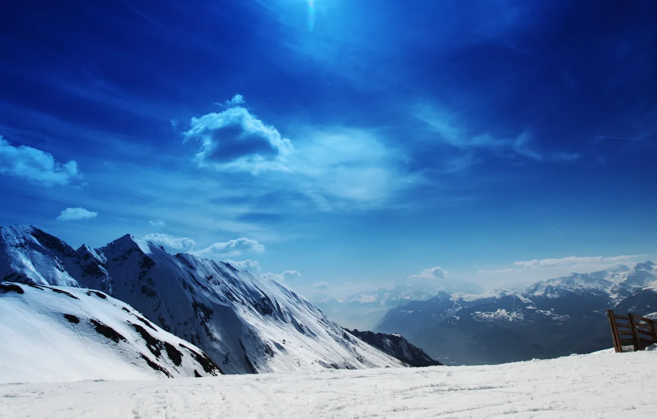 Фото обои зима, небо, солнце, снег, склон, яркое, высокогорье, белоснежный