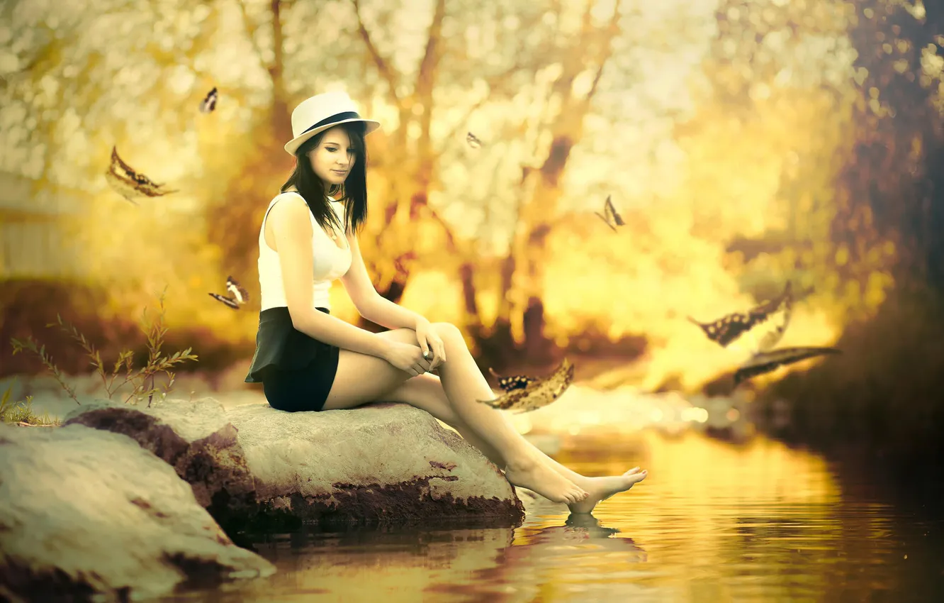 Фото обои осень, девушка, ручей, камень, шляпка, листопад