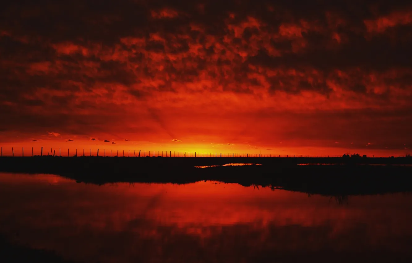 Фото обои небо, трава, облака, озеро, отражение, восход, огонь, забор