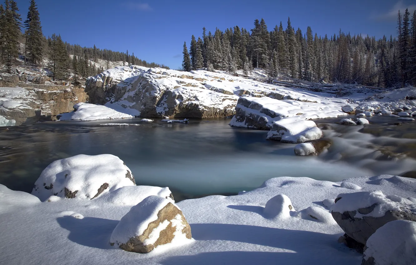 Фото обои зима, небо, снег, деревья, горы, озеро, камни, скалы