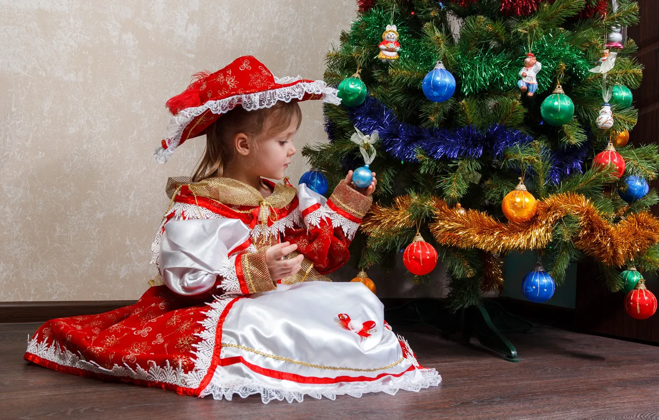 Фото обои настроение, шары, елка, новый год, ребенок, платье, девочка, украшение