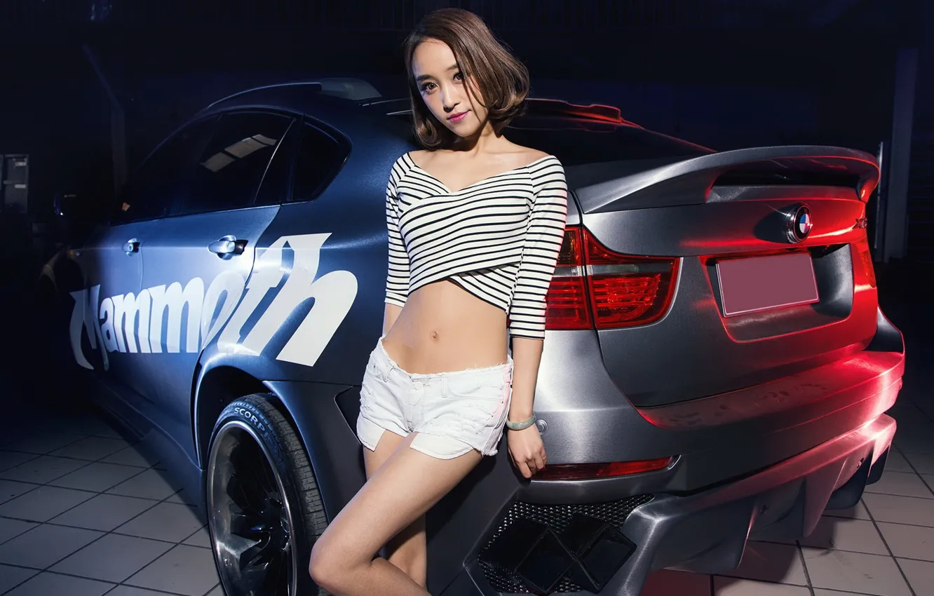 Фото обои авто, взгляд, Девушки, BMW, азиатка, красивая девушка, оперлась на машину
