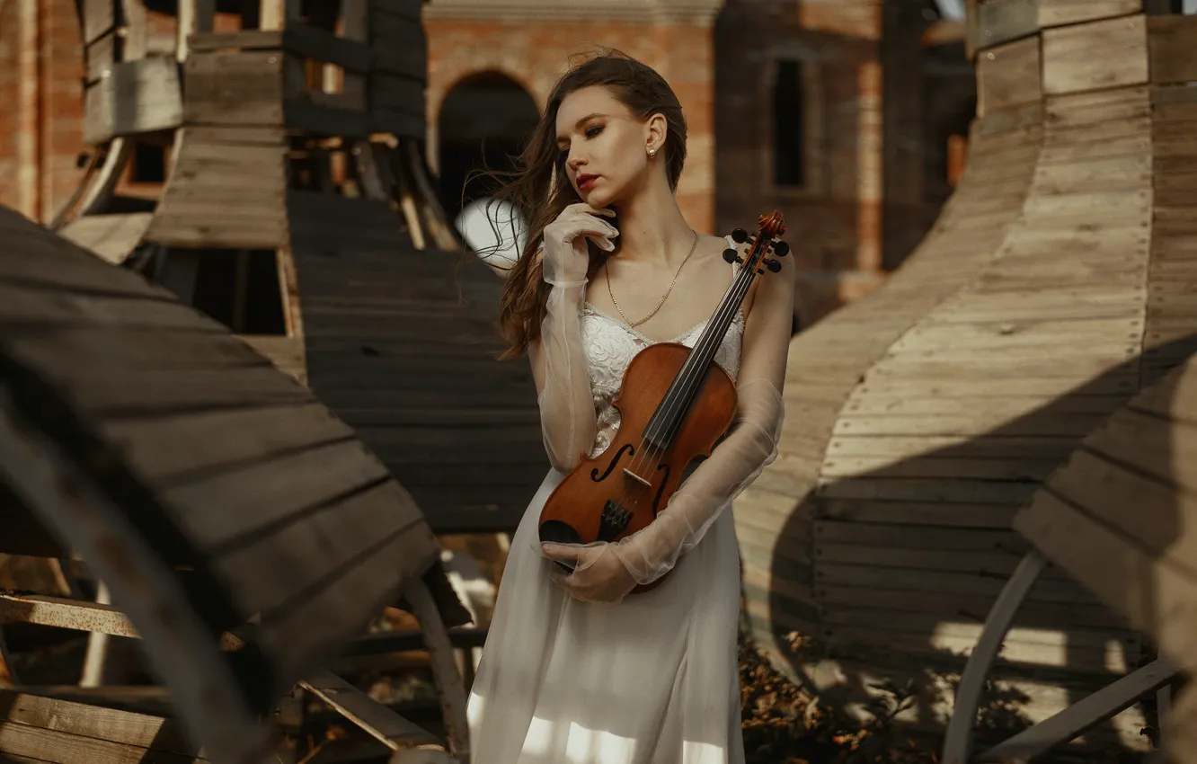 Фото обои девушка, поза, стиль, настроение, скрипка, перчатки, свадебное платье, Иван Ковалёв
