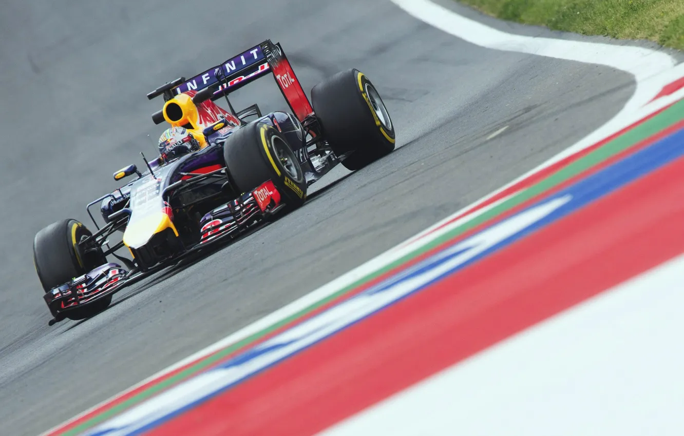 Фото обои Взгляд, Renault, Гонщик, Formula 1, Red Bull, Vettel, Hybrid, Болид