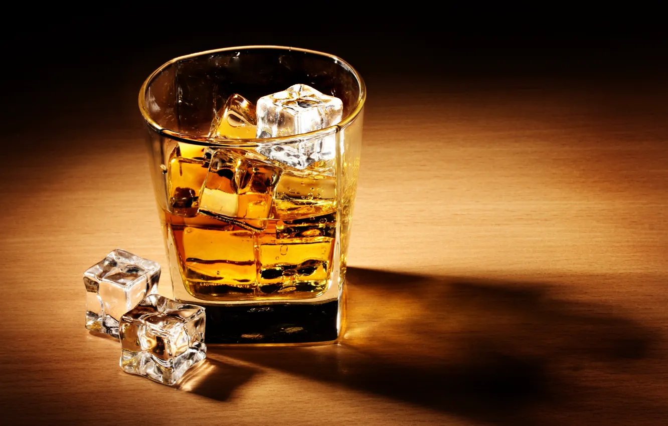 Фото обои лед, стол, кубики, бокал, тень, алкоголь, напиток, виски