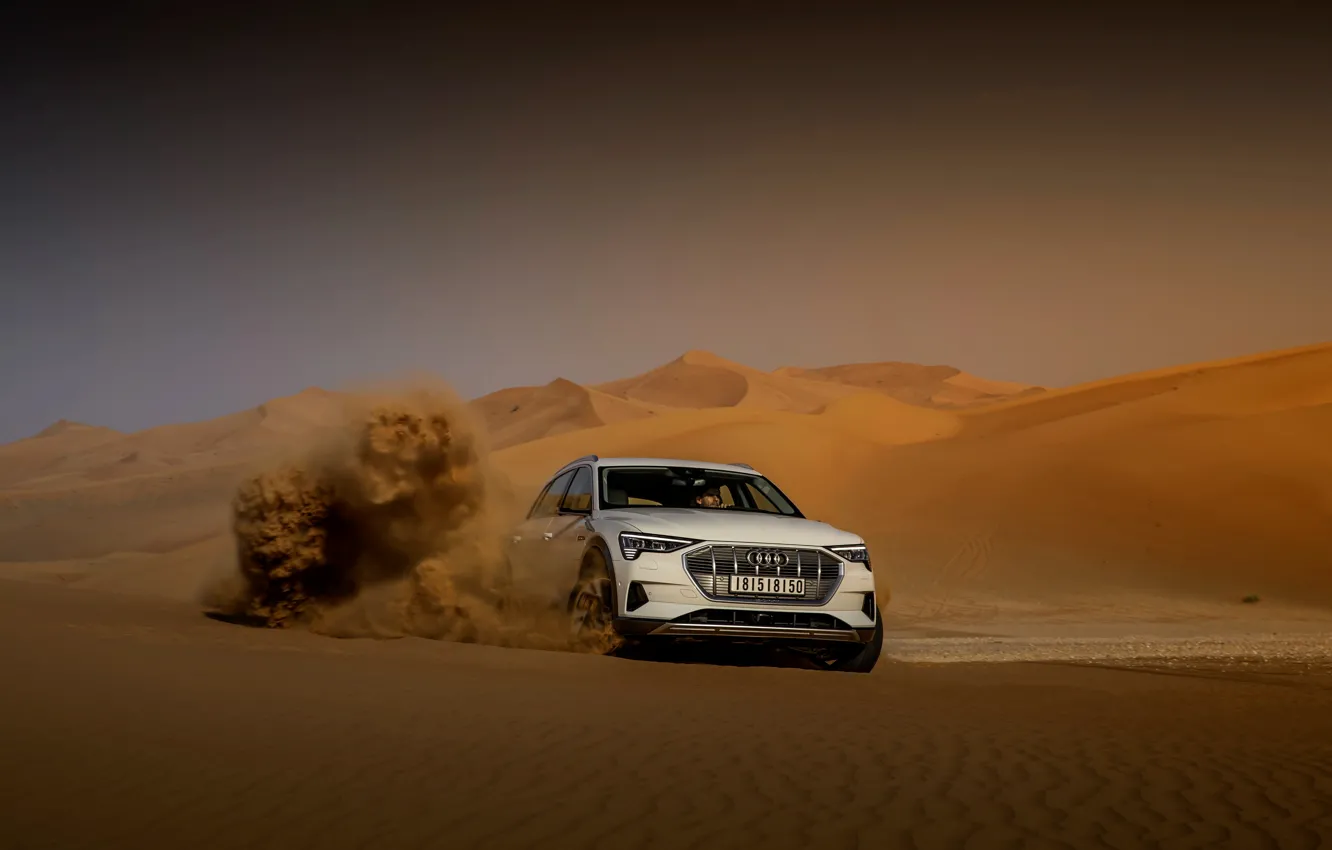 Фото обои песок, белый, движение, Audi, E-Tron, 2019