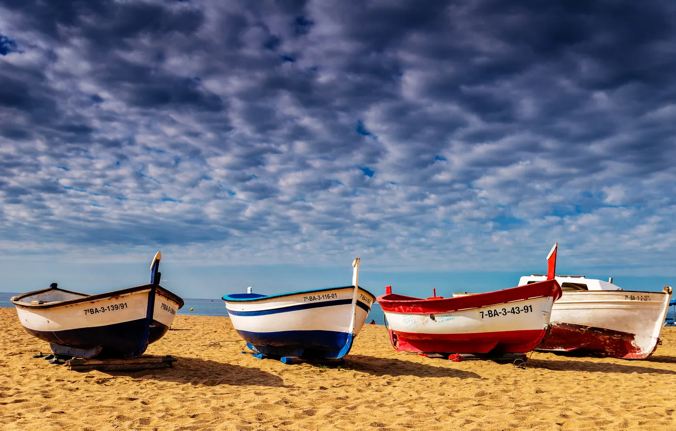 Фото обои песок, море, пляж, облака, берег, лодки