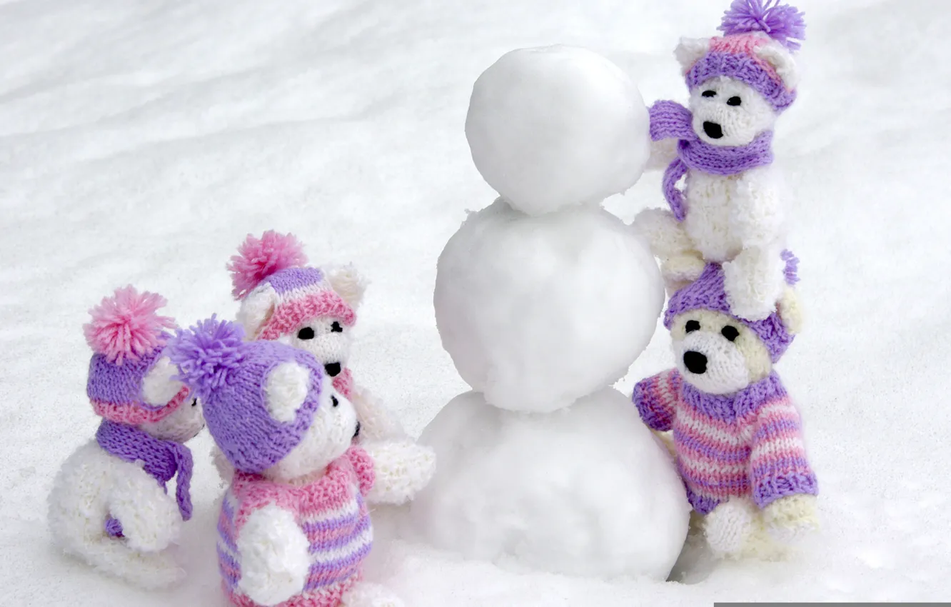 Фото обои зима, снег, игрушки, шапки, белые, медвежата, мишки, шарфики