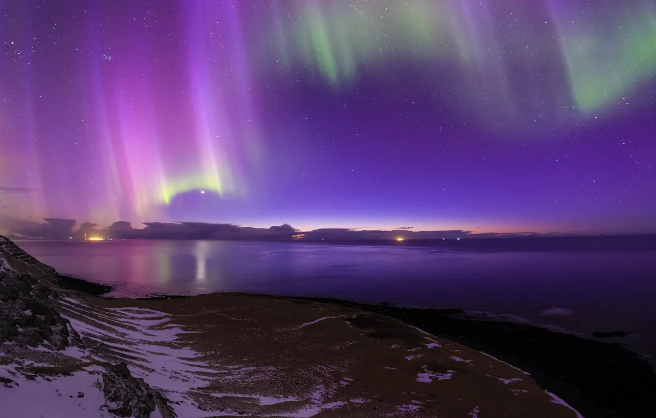 Фото обои море, звезды, ночь, огни, берег, северное сияние, Исландия