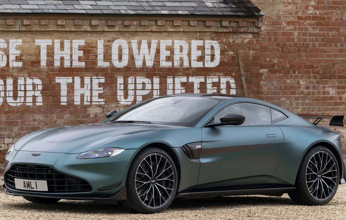 Фото обои надпись, Aston Martin, купе, скорость, Vantage, мощь, лозунг, экстерьер