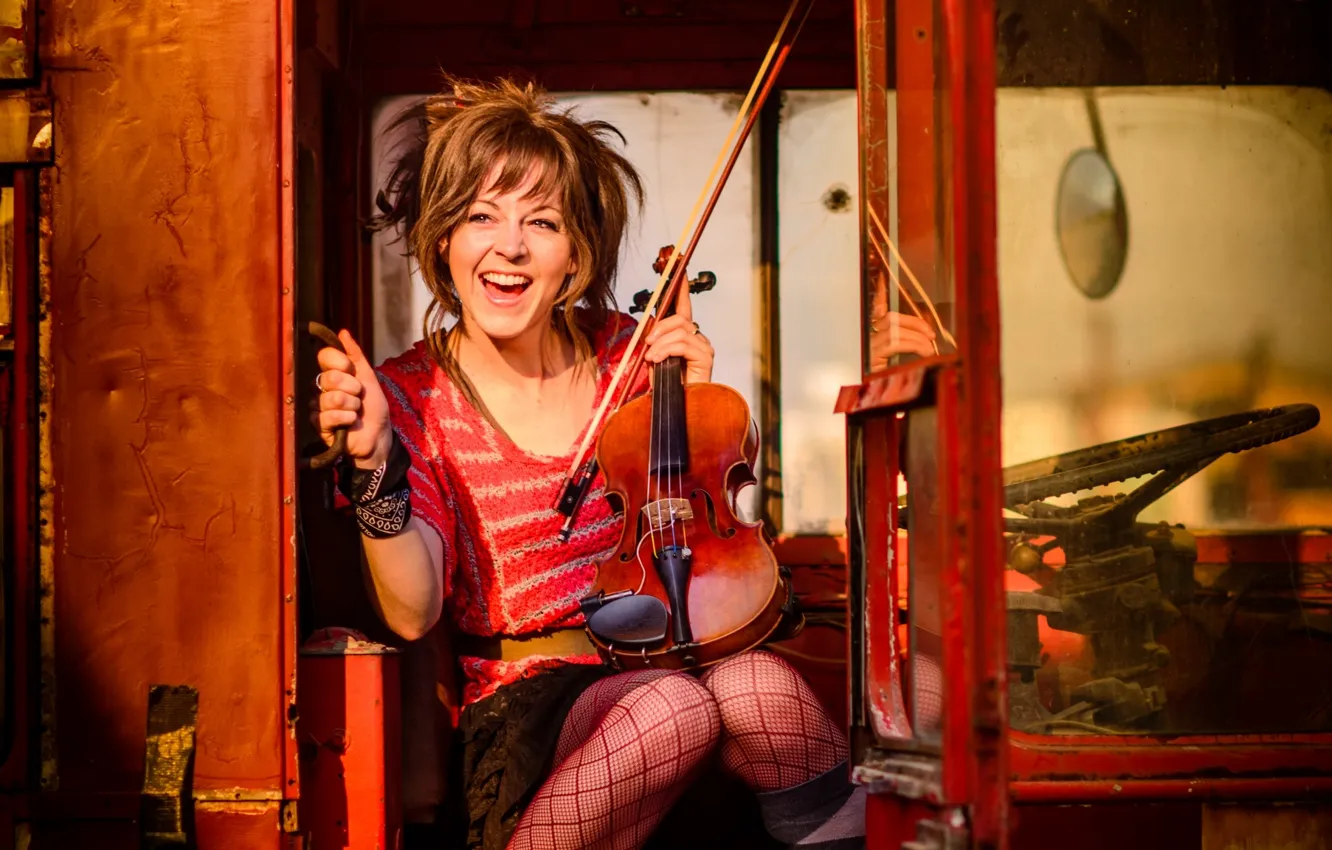 Фото обои скрипка, music, автобус, в красном, violin, Lindsey Stirling, Линдсей Стирлинг