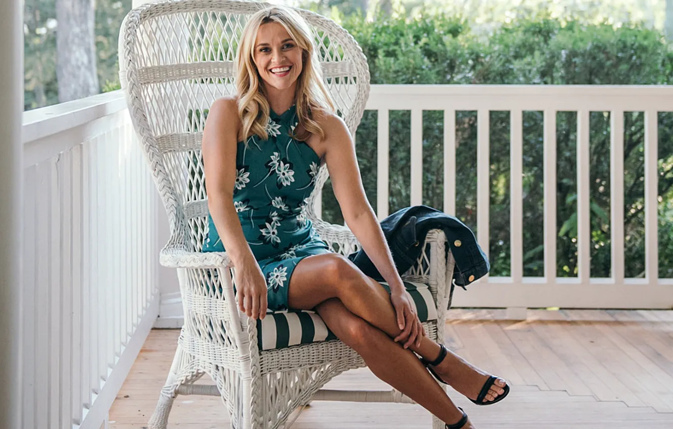 Фото обои улыбка, кресло, платье, актриса, блондинка, ножки, красивая, Reese Witherspoon
