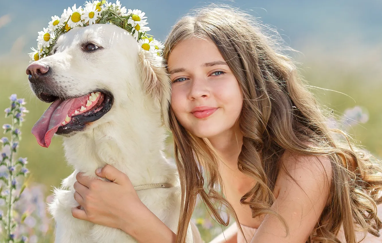 Фото обои взгляд, цветы, улыбка, собака, девочка, шатенка, венок, сероглазая