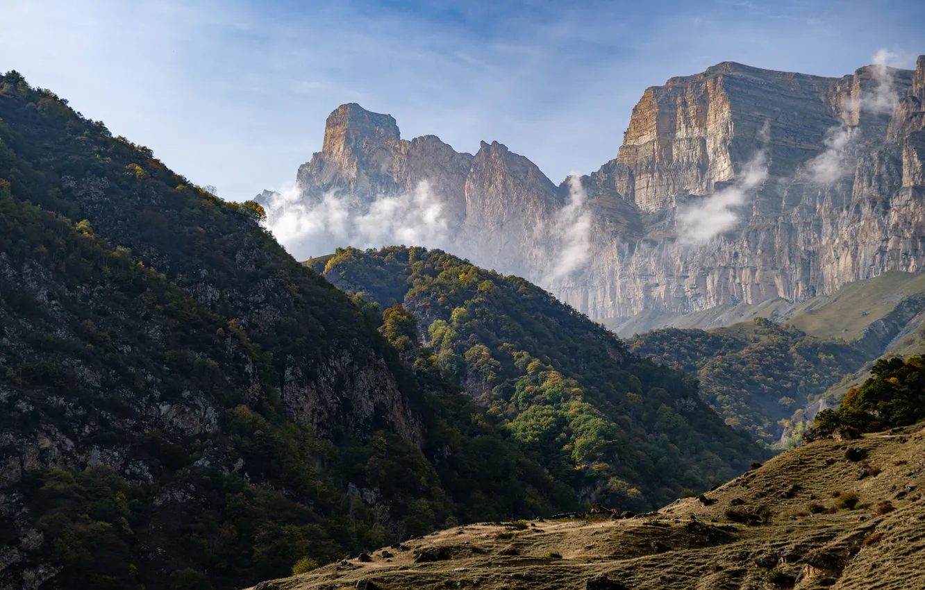Фото обои mountains, clouds, rocks, vegetation, cliffs