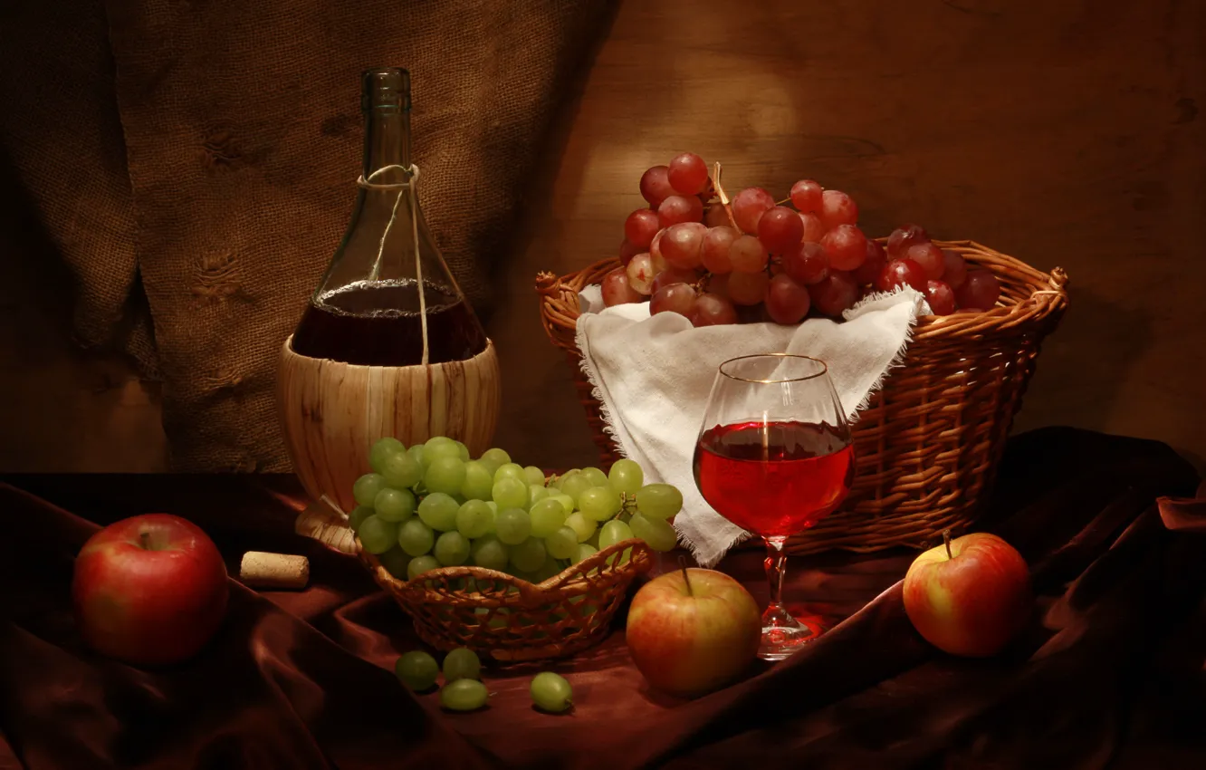 Фото обои вино, корзина, яблоки, бокал, бутылка, виноград, пробка, натюрморт