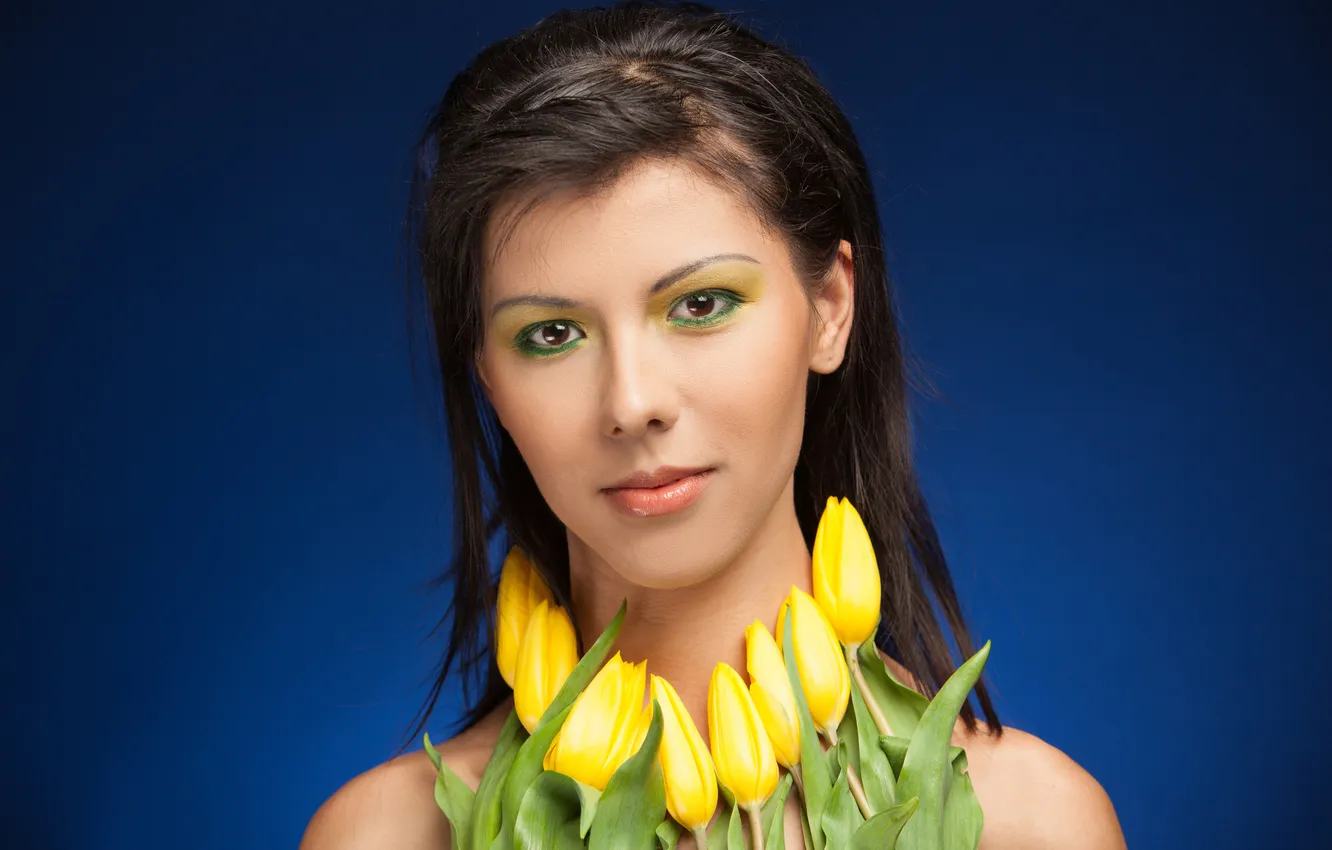 Фото обои цветы, синий, фон, желтые, макияж, брюнетка, тюльпаны, красивая