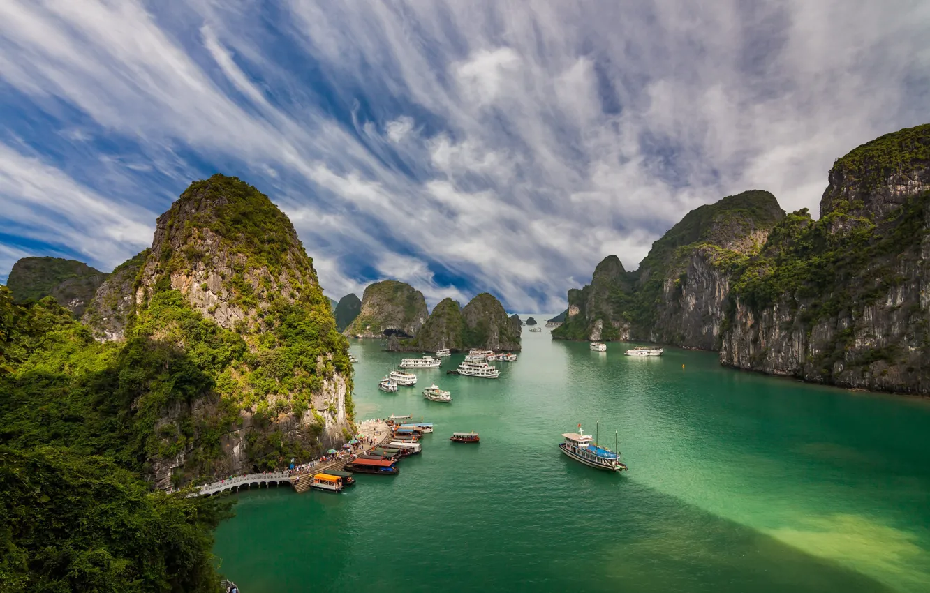 Фото обои небо, облака, свет, горы, скалы, берег, лодка, корабль