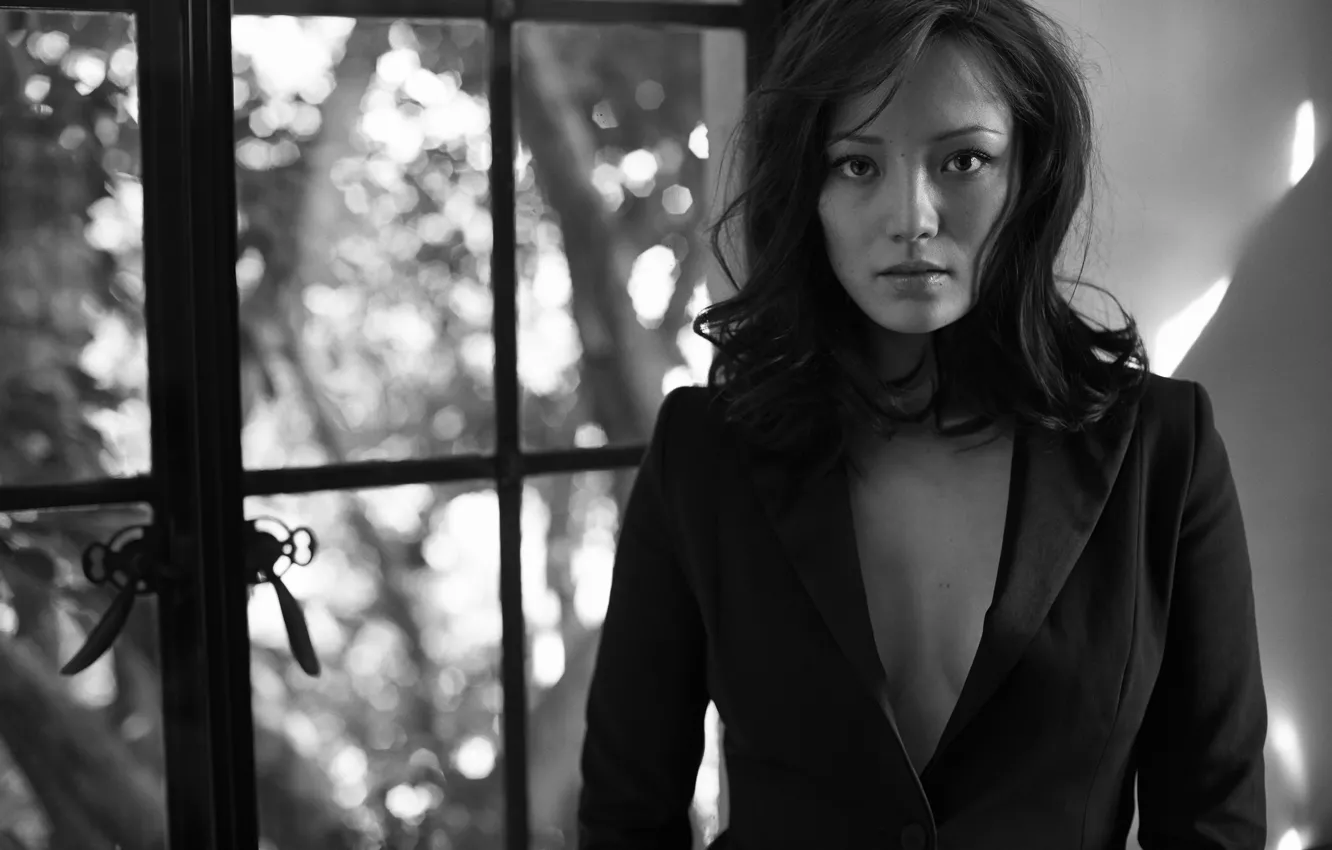 Фото обои взгляд, макияж, фигура, актриса, декольте, черно белая, Pom Klementieff, Пом Клементьефф