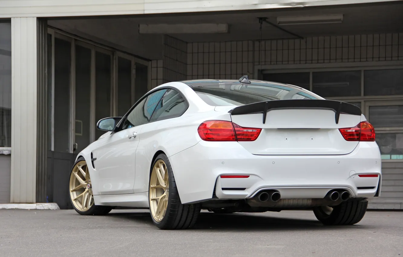 Фото обои гараж, суперкар, задок, BMW M4