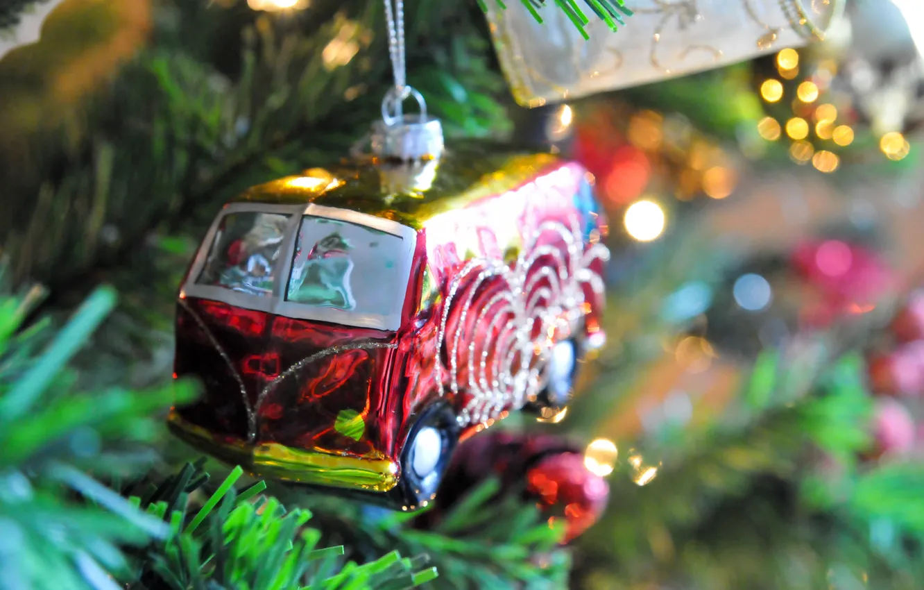 Фото обои ветки, игрушка, елка, ель, Volkswagen, Новый Год, Рождество, автобус