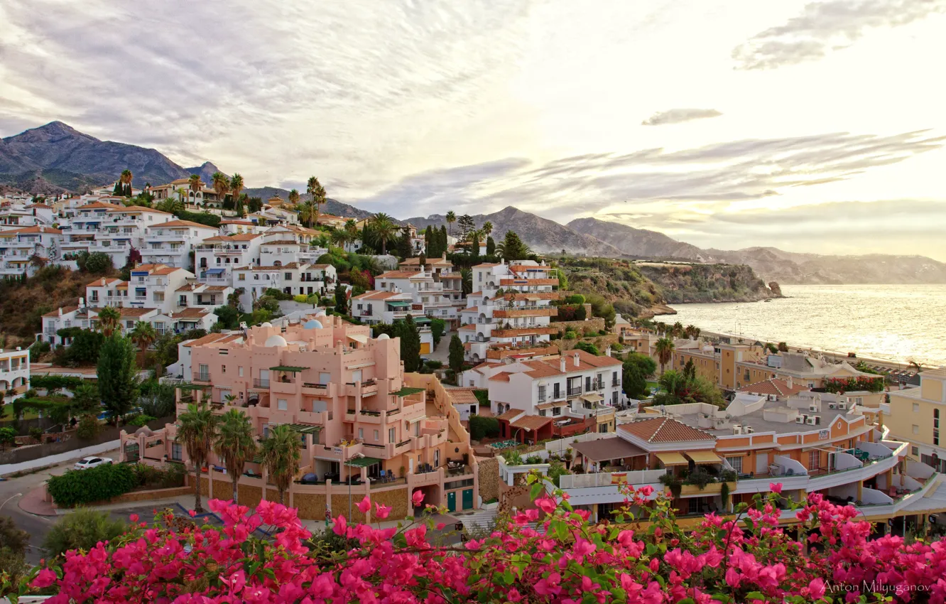 Фото обои море, цветы, горы, дома, Испания, Андалусия