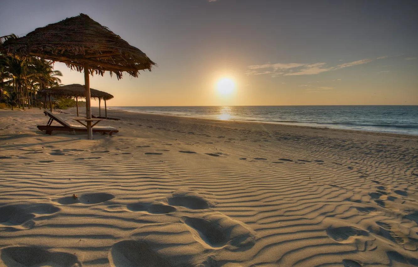 Фото обои песок, море, пляж, небо, солнце, закат, зонт, навес