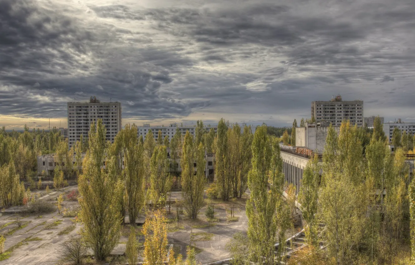 Фото обои осень, тучи, пасмурно, Чернобыль, Припять, Украина