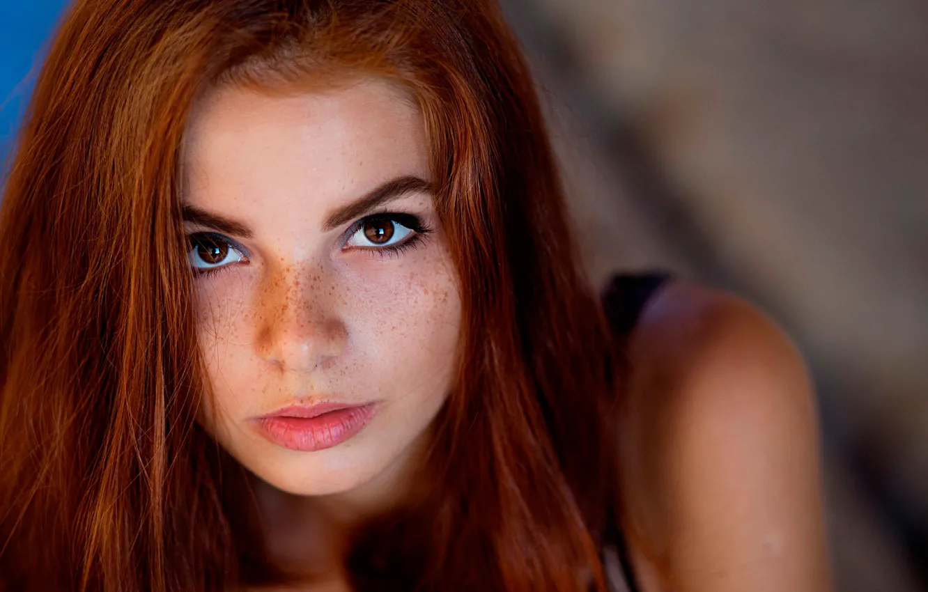 Фото обои портрет, веснушки, губки, локоны, кареглазая