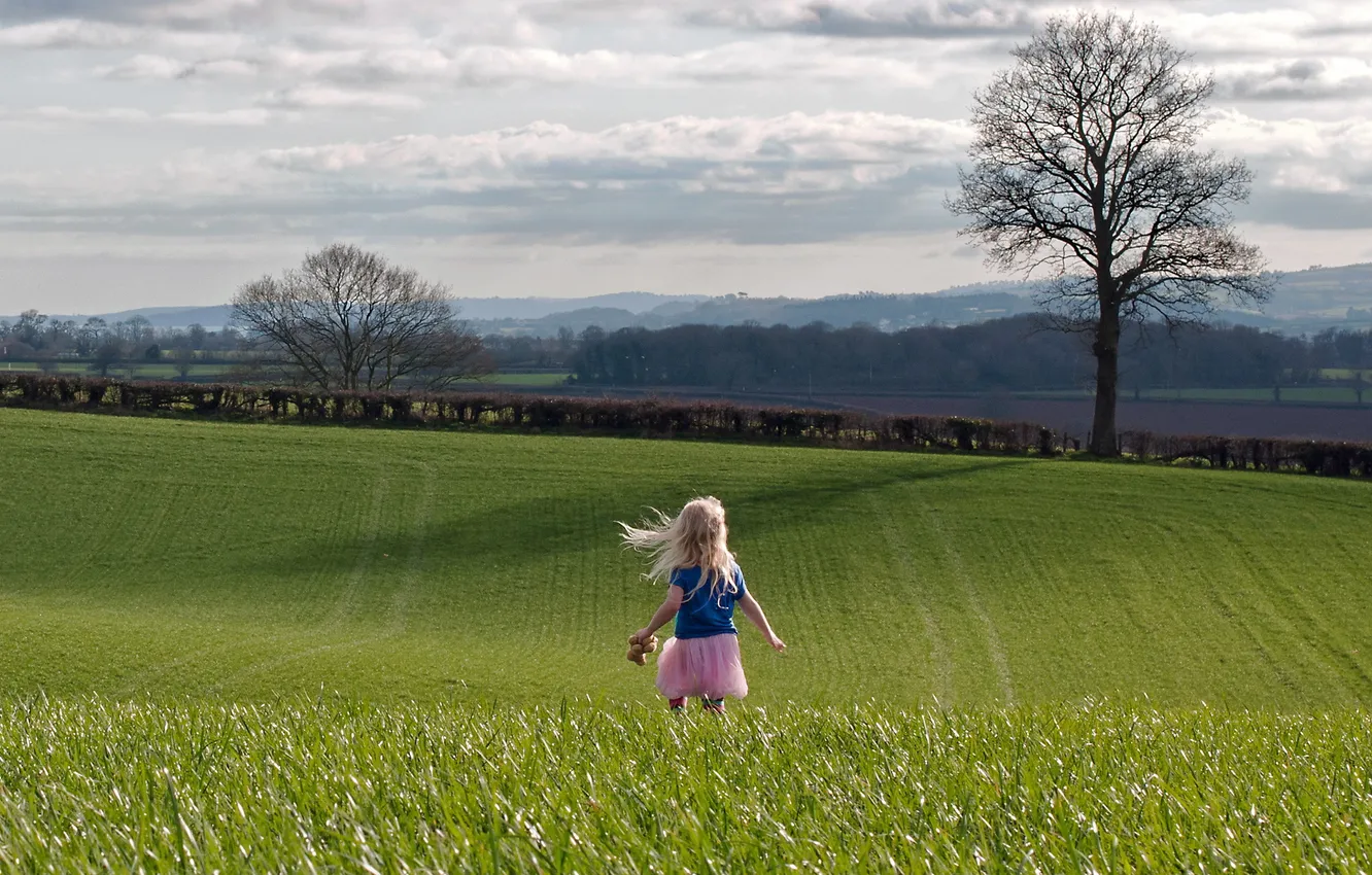 Фото обои поле, свобода, дерево, настроение, девочка