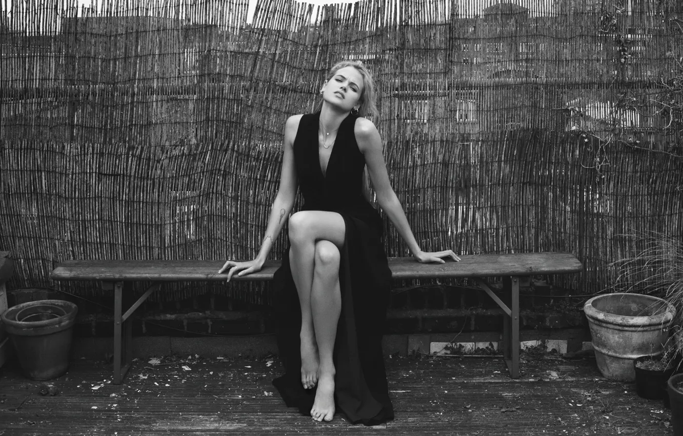 Фото обои ноги, платье, блондинка, черно белая, Gabriella Wilde