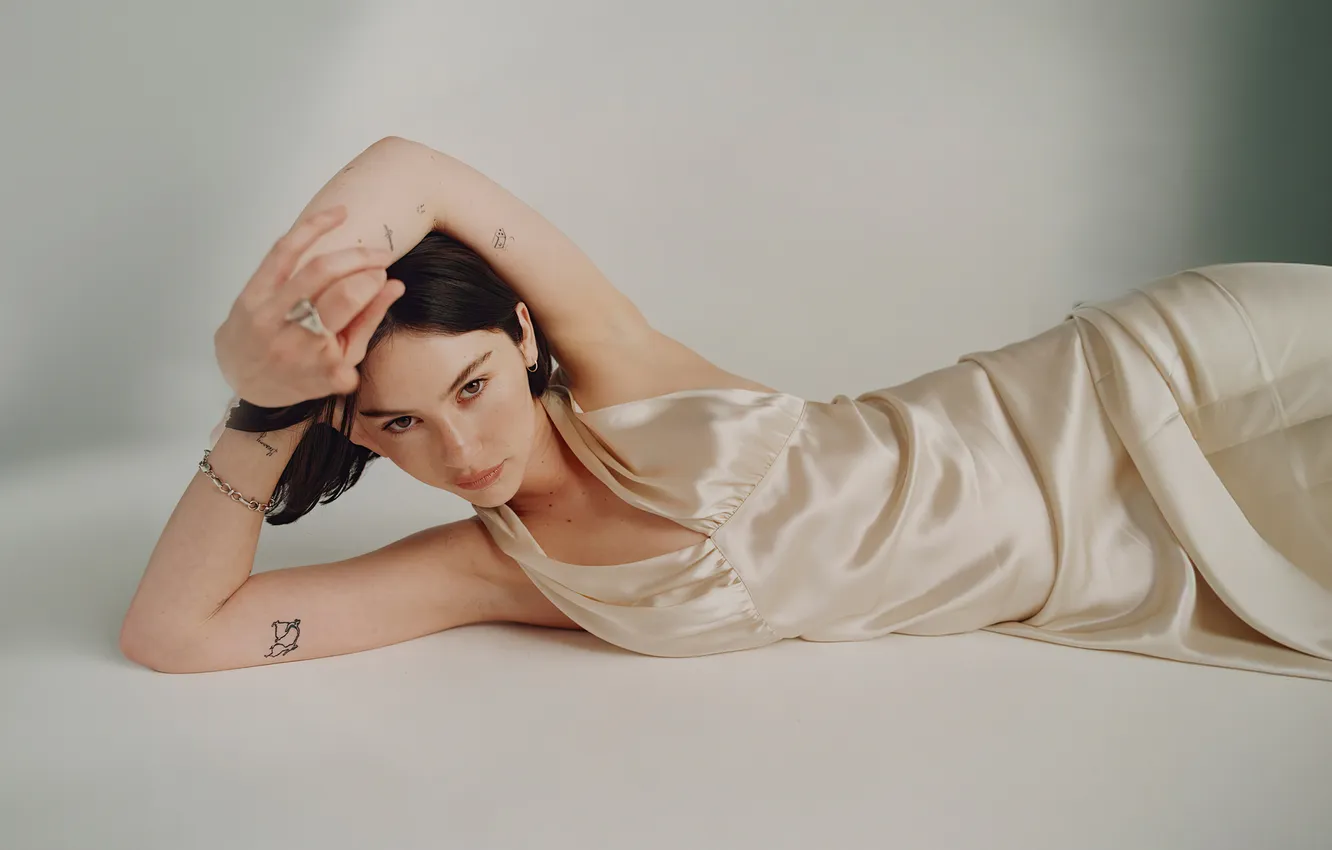 Фото обои девушка, поза, платье, певица, Gracie Abrams