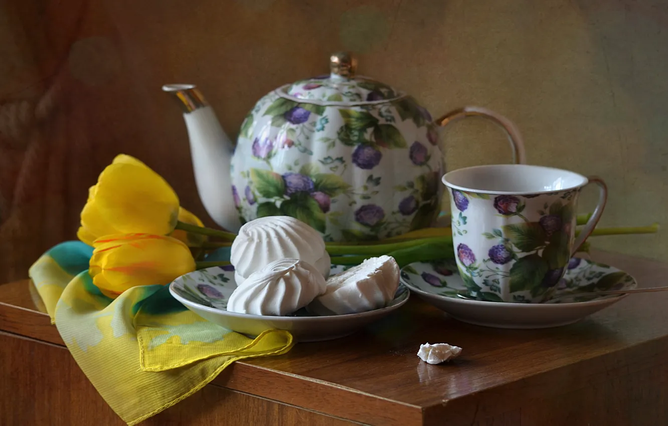 Фото обои цветы, стол, чайник, чашка, тюльпаны, сладости, посуда, натюрморт