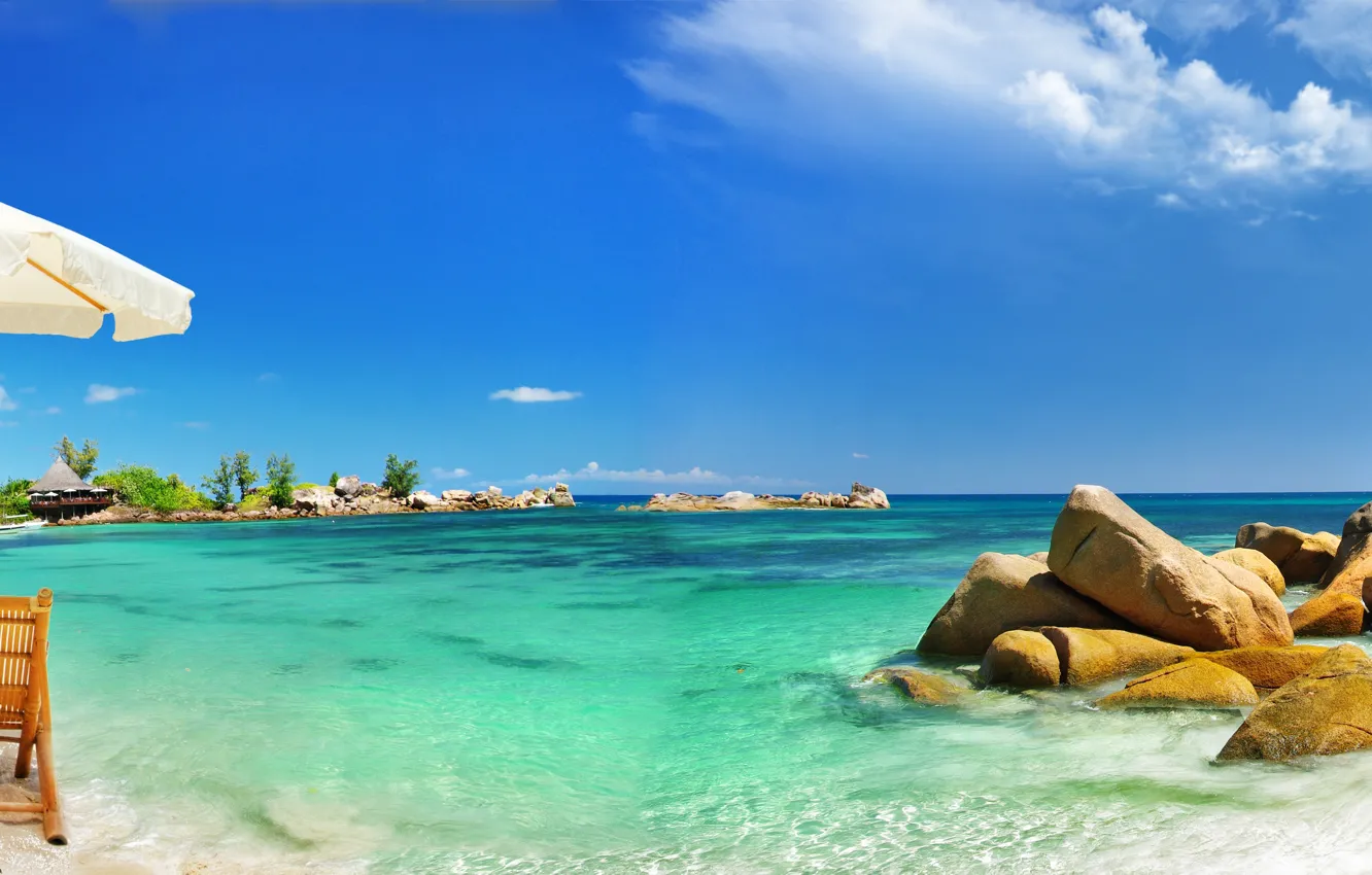 Фото обои песок, море, пляж, тропики, камни, пальмы, зонтик, побережье