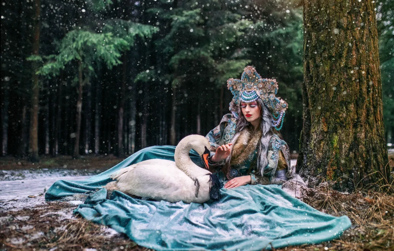 Фото обои девушка, снег, поза, дерево, птица, платье, лебедь, кокошник