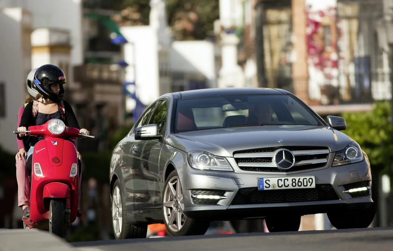 Фото обои Mercedes-Benz, телки на мопеде, C250 AMG