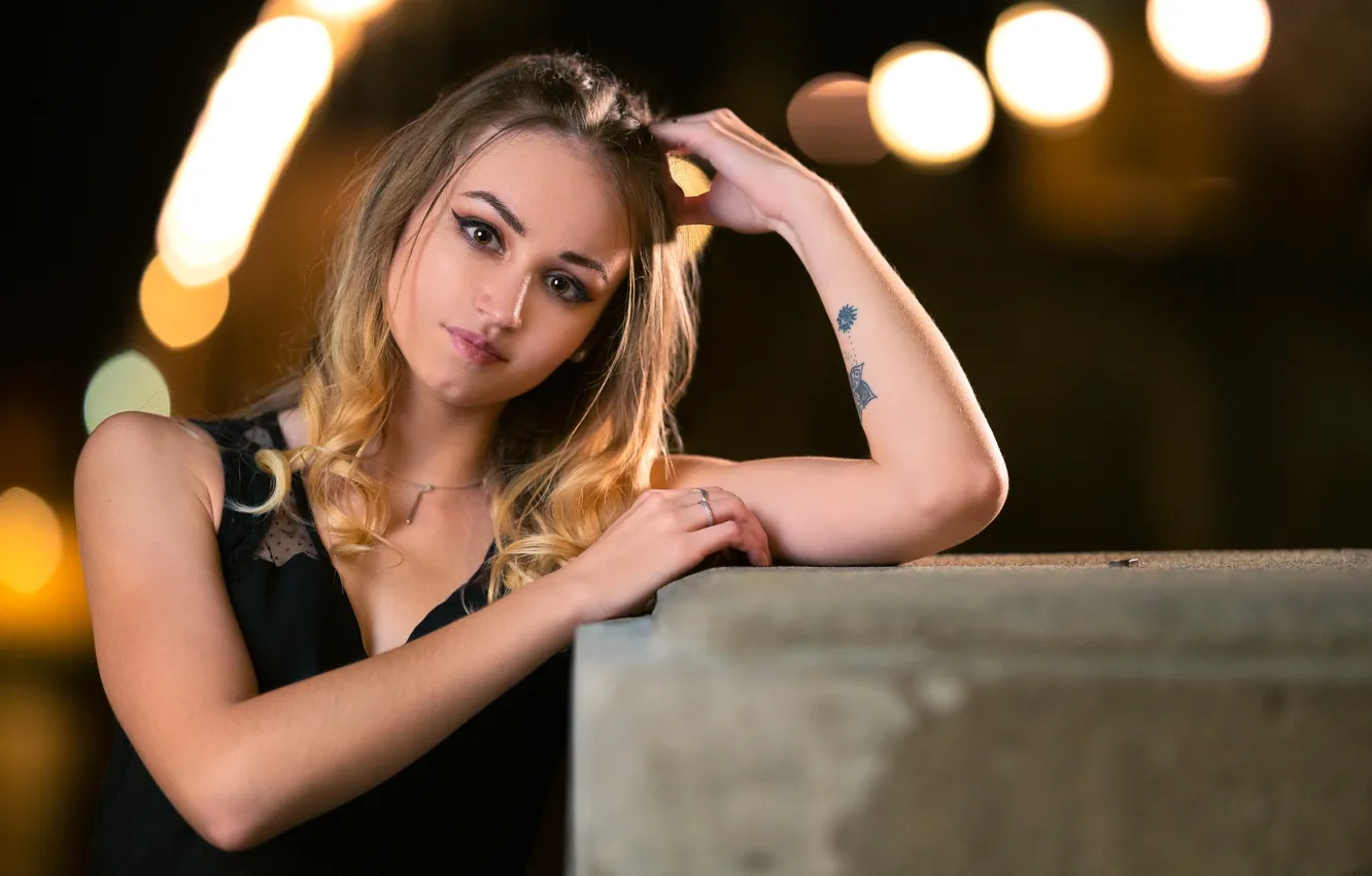 Фото обои взгляд, поза, руки, локоны, боке, Chloe