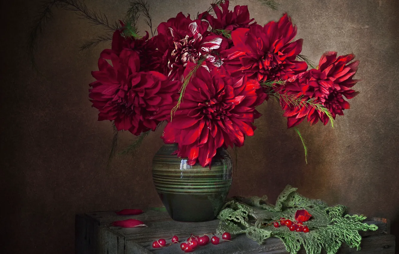 Фото обои цветы, ягоды, лепестки, ваза, смородина, салфетка, георгины, Валентина Колова