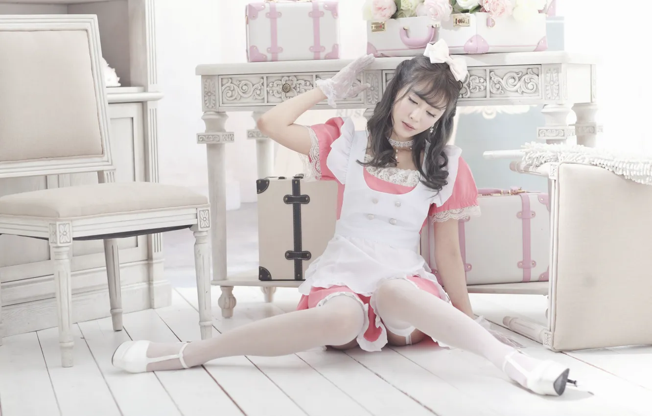 Фото обои лицо, поза, комната, модель, форма