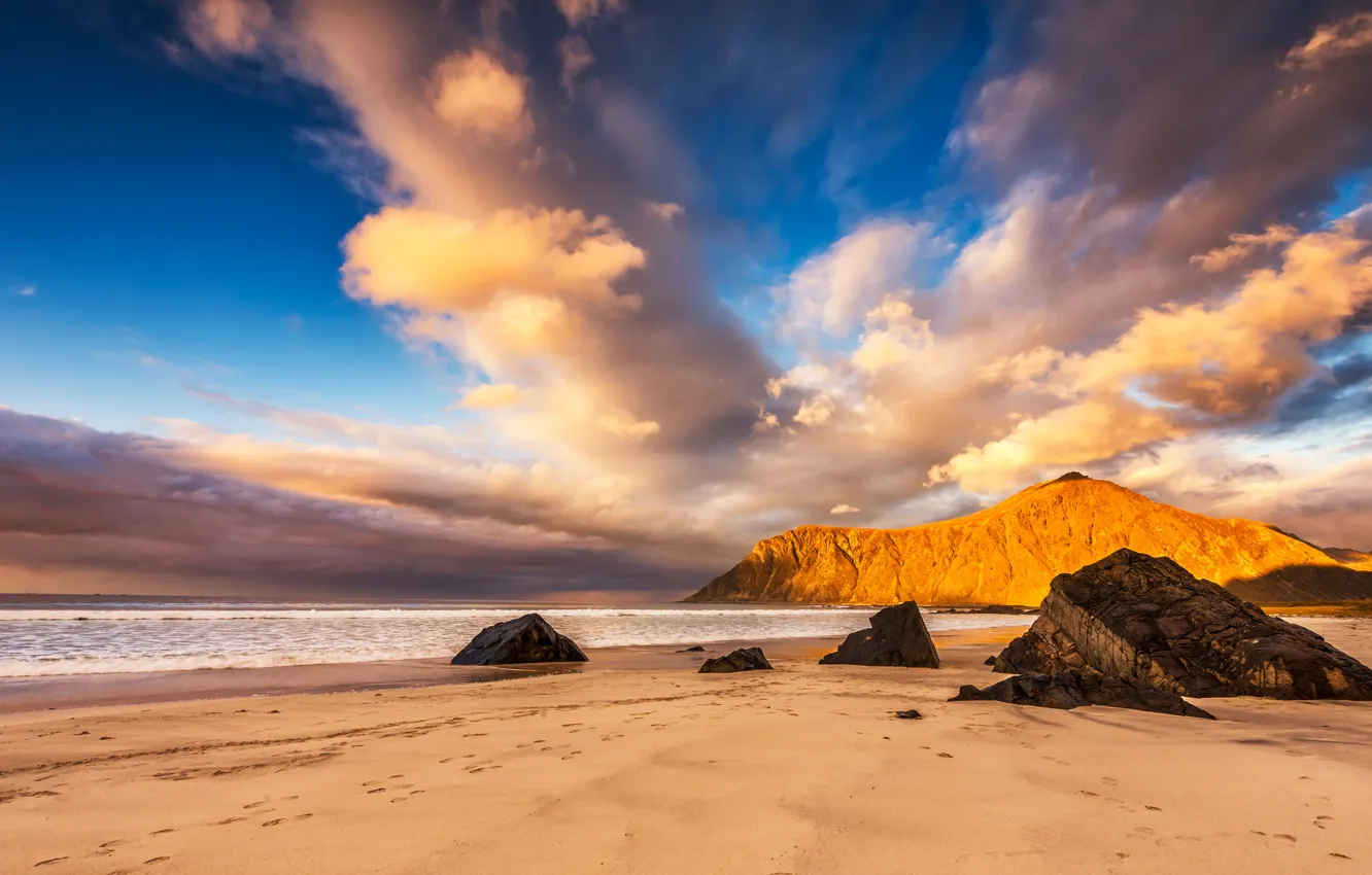 Фото обои песок, море, пляж, небо, облака, пейзаж, горы, следы