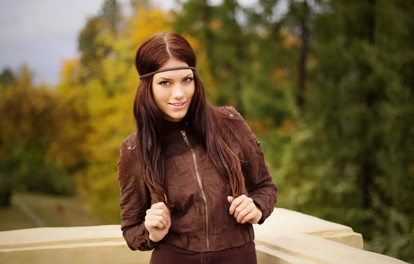 Фото обои Девушка, Осень, Лес, Балкон, girl, Куртка, Beautiful, Wood