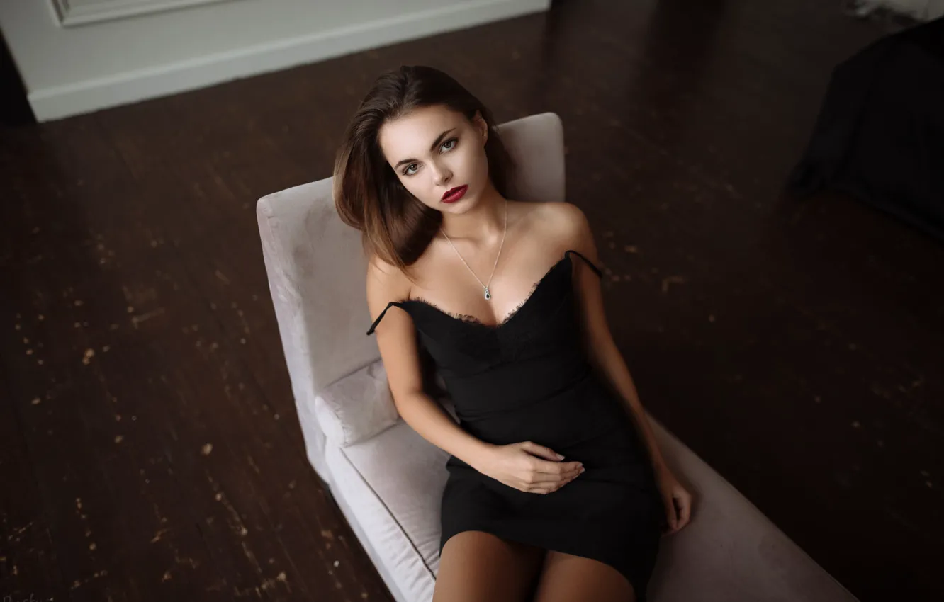 Фото обои взгляд, поза, модель, макияж, фигура, платье, прическа, шатенка