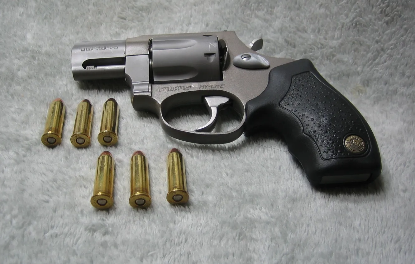 Фото обои ковёр, патроны, револьвер, revolver, Taurus, 38 special