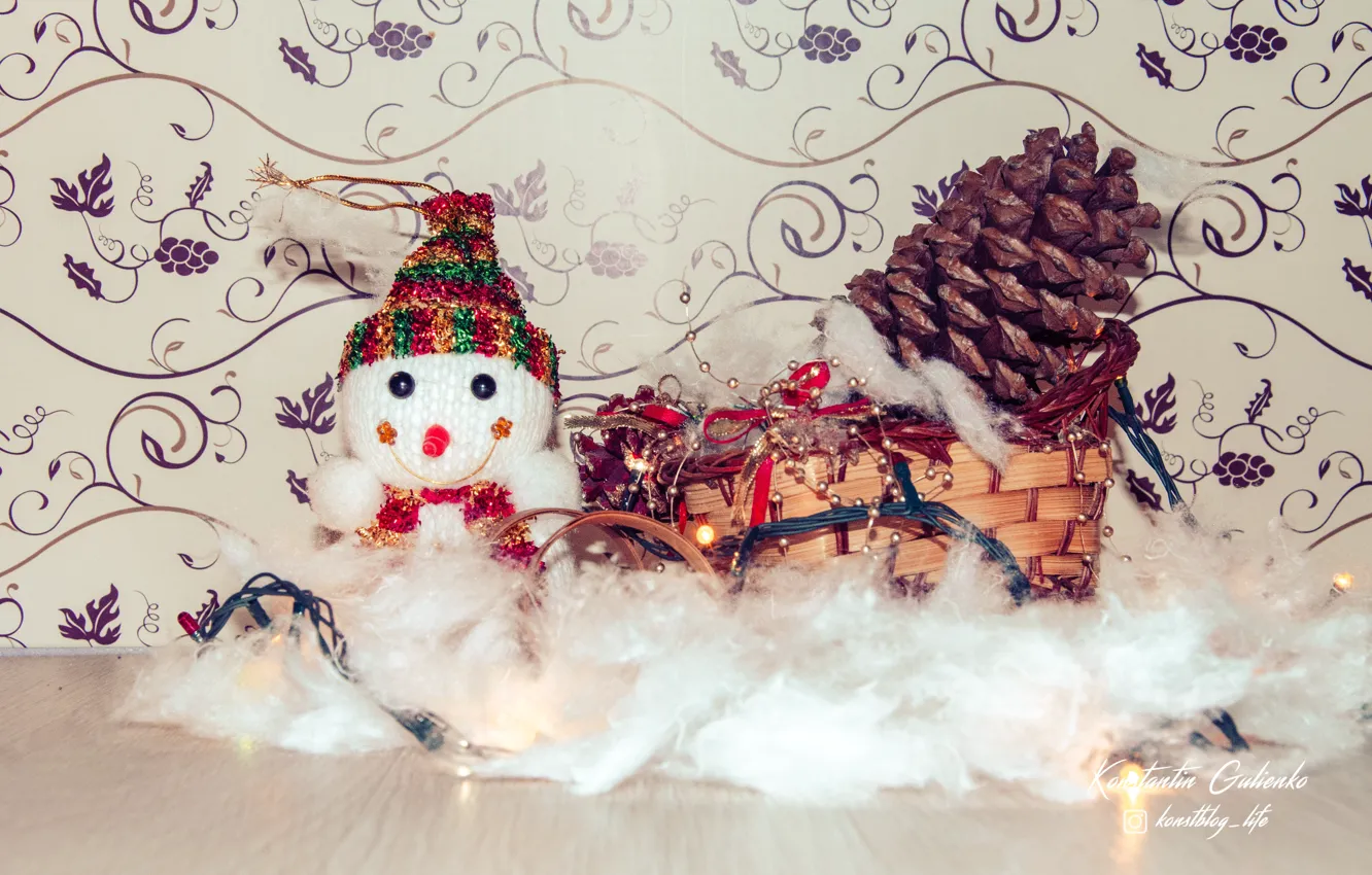 Фото обои снег, новый год, снеговик, шишка, санки