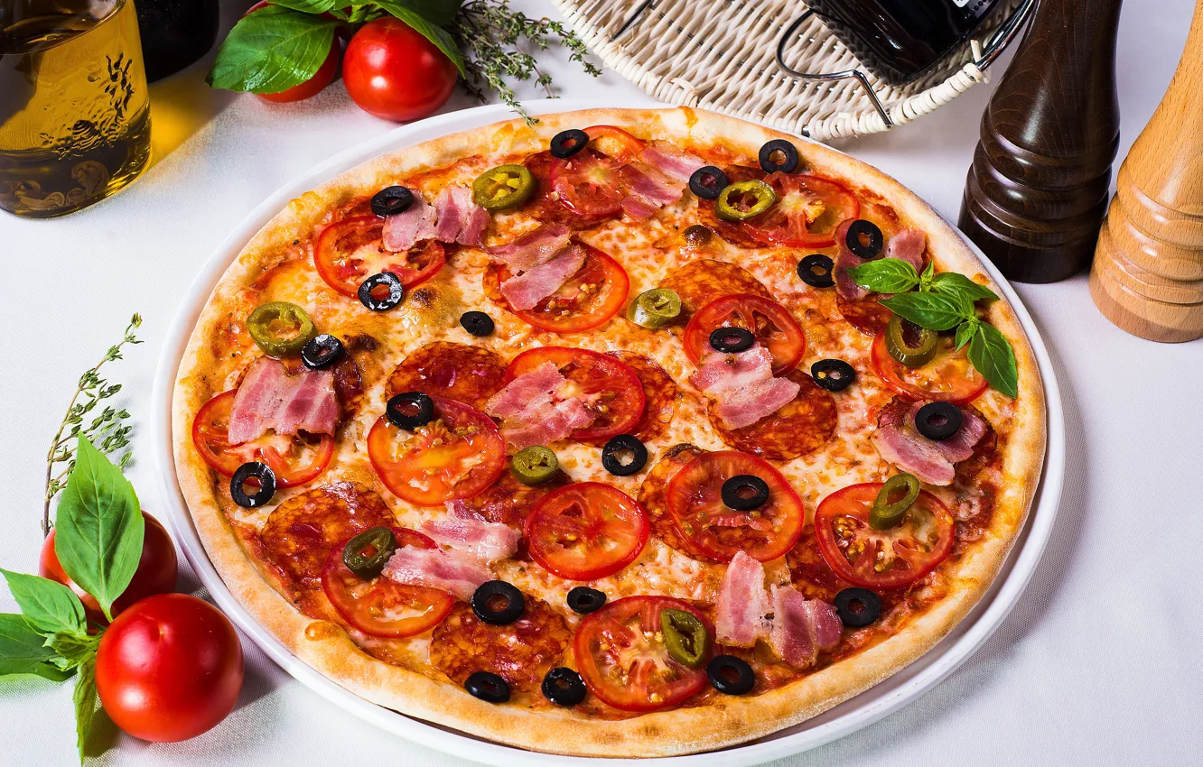 Фото обои пицца, помидор, бекон, маслины, специи, базилик
