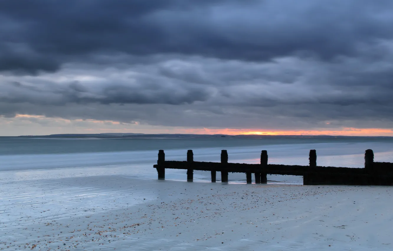 Фото обои песок, море, небо, закат, тучи, берег, Англия, вечер